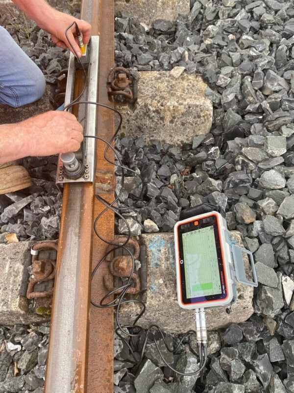 Usm 100 ultrasonic flaw detector for rail tracks